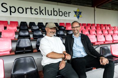 Stefan Smidt Clausen (t.h.) og IBF bidrager med både sponsorkroner og frivillige til IBF Ikast Cup til stor glæde for fodboldformand Michael Sørensen.