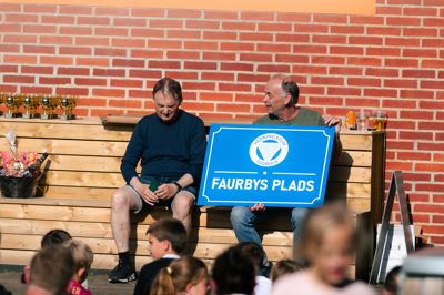 Ved årets sommerfest i Herning KFUM blev pladsen foran klubhuset navngivet Faurbys Plads efter klublegenden Hans Faurby. Hans to sønner, John og Bent, var mødt op for at modtage hæderen på deres afdøde fars vegne.