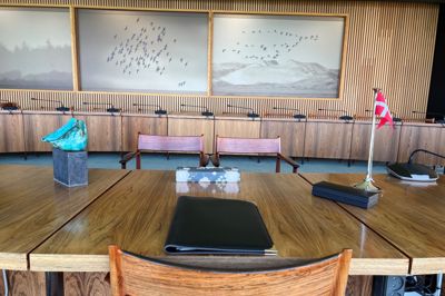 Brudeparrene modtager en lille gave fra byrådet, når vielsen er afsluttet. I øvrigt står brudeparrene under vielsen vendt mod de store panoramavinduer, så de kan nyde den flotte udsigt over fjorden fra byrådssalen på 1. sal.