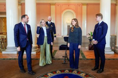 Kronprins Haakon og kronprinsesse Mette-Marit med parrets to fælles børn, prinsesse Ingrid Alexandra og prins Sverre Magnus, til en reception i april i år.