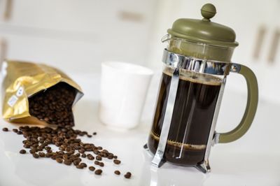 Regeringen vil blandt andet genfremsætte det udvidede beskæftigelsesfradrag for seniorer, afskaffelsen af bogmomsen og afskaffelsen af kaffeafgiften.