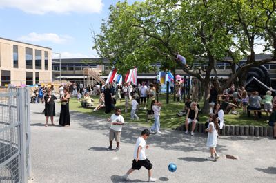 Der var fredag liv og glade dage i Herningsholmskolens skolegård, da den stod på farvelfest til den gamle skole og skolegård, der er fra 1954.