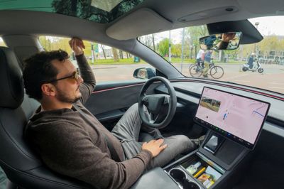 Teslas førerassistentsystem »FSD Supervised« er for nylig blevet foreløbelig godkendt i Danmark, mens svenske myndigheder er bekymret over mulighed for at bryde hastighedsgrænser.