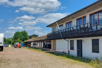 Efter fem års forfald er den tidligere møbelbutik i Ilskov snart væk. Bach Gruppen A/S oplyser, at boligen måske bliver stående i første omgang. Den skal helt væk på sigt, når et nyt boligbyggeri skal starte.