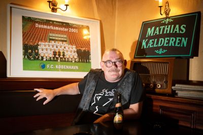 Heine Fernandez bor i dag i Viborg med sin hustru Jeanett. Her sidder han på stamværtshuset foran plakaten med FCK-holdet anno 2001, som han blev mester med.
