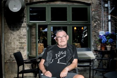 Heine Fernandez har skiftet frisure i forhold til dengang, han var en kendt superligaprofil. Nu er håret barberet helt af i siderne, og resten er sat op i en lille hestehale. - Det er min kone, der styrer det. Jeg gider ikke gå til frisør, så det må hun finde ud af. Det er også hende, der skal glo på mig, siger han med et af sine karakteristiske grin.