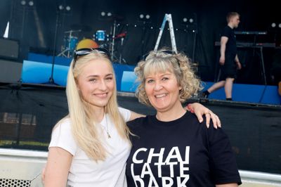 Alma Brock (t.v.) og Monika Jakobsen har oplevet omkring 30 koncerter med Drew Sycamore sammen.