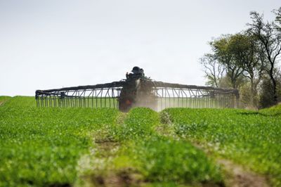 Landmændene vil blive mødt med skrappere krav til deres udledning af kvælstof, når den aftalte regulering gennemføres. (Arkiv).