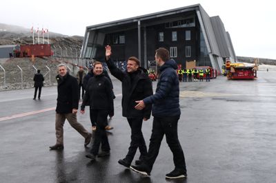 Lufthavnen i Nuuk har i det forgange år haft besøg af blandt andre den franske præsident, Emmanuel Macron, og statsminister Mette Frederiksen (S). Til højre ses formanden for Naalakkersuisut, Jens-Frederik Nielsen, der er kritisk over for det store underskud i Greenland Airports sidste år.