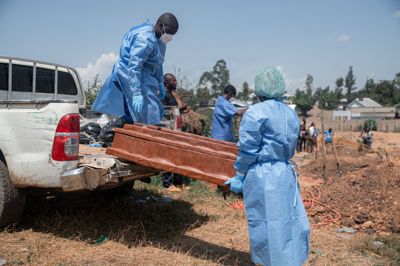 En person bliver begravet i DR Congo, hvor et udbrud af ebola foreløbig har kostet over 200 livet.
