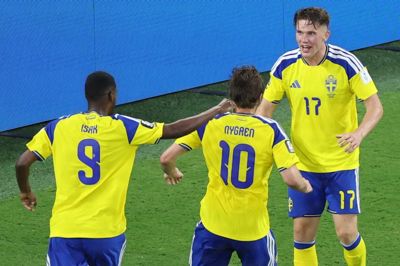 Alexander Isak, Benjamin Nygren og Viktor Gyökeres jubler her efter en scoring mod Tunesien.