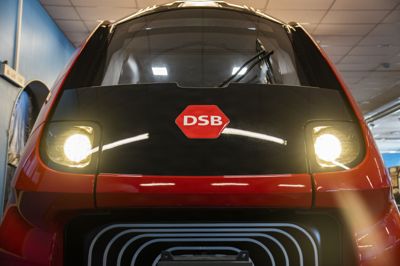 Der er i øjeblikket meget sporarbejde på Sjælland, og det betyder, at der mangler togpersonale. Derfor har DSB set sig nødsaget til at reducere togtrafikken i en periode.