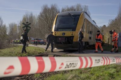 Den 23. april kørte to tog frontalt sammen på Gribskovbanen i Nordsjælland, og 22 personer kom til skade. Siden er to blevet sigtet i sagen, hvoraf den ene er en stationsbestyrer, som var på arbejde under ulykken.