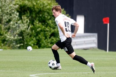 Sofus Johannesen har imponeret cheftræner Mike Tullberg i opstartens første to en halv uge. Derfor blev den 19-årige midtbanespiller hjemme fra EM i Wales.