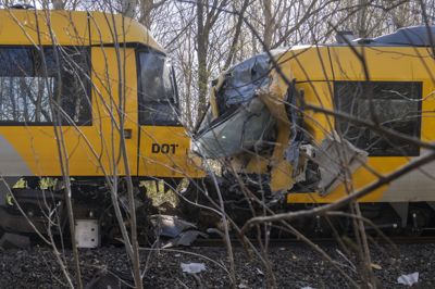Flere passagerer kom til skade ved en togulykke på Gribskovbanen i april. Senere er en medarbejder fra Lokaltog blevet sigtet. Lokalbaneselskabets ledelse bakker nu op om medarbejderen.