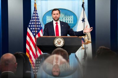 USA's vicepræsident, J.D. Vance, siger lørdag, at han forventer at rejse til Schweiz inden for de kommende dage for at være med ved de tekniske forhandlinger med Iran. Her ses han ved en pressebriefing torsdag, hvor han uventet aflyste en planlagt rejse for at drøfte de næste skridt vedrørende aftalen med Iran.
