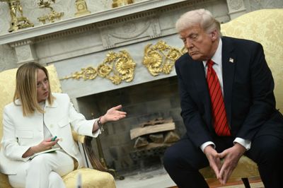 USA's præsident, Donald Trump, havde Giorgia Meloni på besøg i Det Hvide Hus i april 2025. Hun blev anset for at være EU-landenes »Trump-hvisker« og det bedste bud på en, der kunne formidle EU's holdninger til ham. Men han har set sig sur på Meloni, angiveligt fordi Italien ikke vil lade USA bruge baser i Italien under krigen mod Iran.