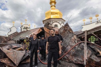 Ukraines præsident, Volodymyr Zelensky, der her ses under et besøg tidligere på ugen ved en katedral i Kyiv, der blev ødelagt i et russisk angreb, advarer om, at Ukraines fjende forbereder sig på endnu et massivt angreb.