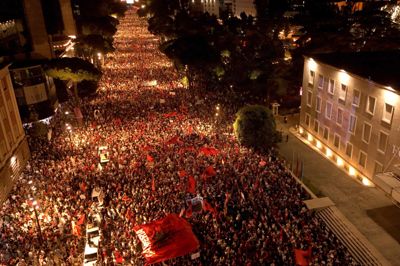 Tusindvis af demonstranter samledes lørdag i Albaniens hovedstad, Tirana. De er utilfredse over planer om at opføre er resort, der kædes sammen med USA's præsident Donald Trumps datter og svigersøn Ivanka Trump og Jared Kushner.