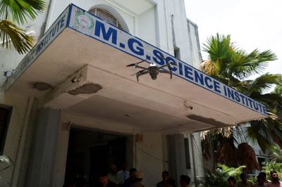 Indisk politi havde lørdag en drone i luften ved et testcenter i Ahmedabad, forud for at der holdes adgangseksamen til de indiske medicinuddannelser.