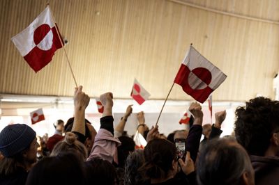 Den grønlandske nationaldag blev indført i 1985, og årets fejring starter med, at det grønlandske flag hejses i flere grønlandske kommuner. Billedet er fra Nuuk i februar.