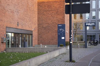 Østjyllands Politi har underrettet Den Uafhængige Politiklagemyndighed (DUP) om en video af en betjent, der sparker i forbindelse med en anholdelse. Ekstra Bladet skriver, at en mand, der ligger ned, er offer.