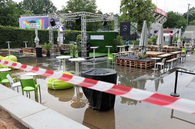Regnen væltede pludselig ned over tennisanlægget i Berlin.