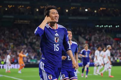 Daichi Kamada fejrer sin scoring til 1-0 mod Tunesien. Japanerne viste storspil og vandt 4-0.
