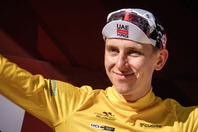 Lenny Martinez kørte over målstregen syv sekunder efter Tadej Pogacar (billedet), der indhentede franskmanden på den sidste kilometer.