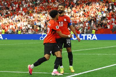 Egyptens Mohamed Salah og Omar Marmoush fejrer scoringen til 2-1.