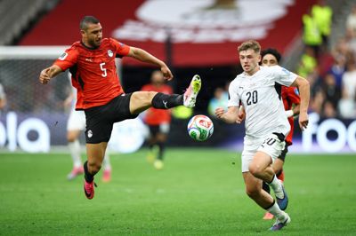 New Zealands Callum McCowatt i en duel med Ramy Rabia.