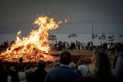 Sankthansaften fejres hvert år den 23. juni med bål og fællessang.