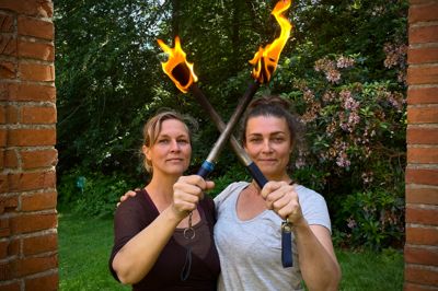 Maya Enevoldsen Rahr (tv) og Trine Cecilie Enevoldsen vender tilbage med ild-shows efter flere års pause. Søstrene skal stå for lørdagens ilddans til Regatta 2026.