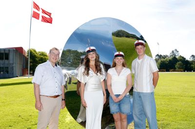 De tre første studenter på Herning Gymnasium er Dasha Nesterenko, Theresia Møller Jessen og Kristian Dybro Nielsen, der sammen med rektor Momme Mailund hejste flaget.