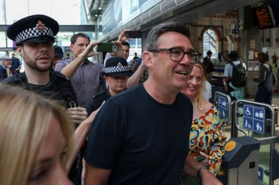 Andy Burnham ved Manchester Piccadilly Station på vej mod London 22. juni, efter at Keir Starmer har annonceret sin afgang.