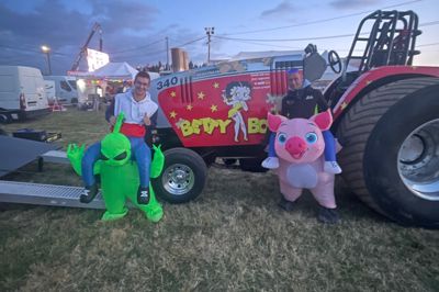 Holdet bag Betty Booze skriver løbende indlæg om deres tractor pulling-eventyr.