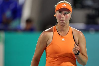 Efter mere end tre måneder uden sejr fik Clara Tauson mandag skovlen under French Open-semifinalist Diana Shnaider.