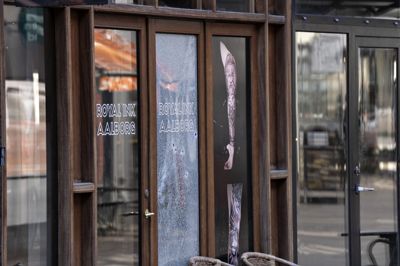 Politiet mener, at et skyderi mod en tatovørforretning i det centrale Aalborg i april skete som led i en konflikt mellem LTF og Comanches. Politiet vurderer, at der nu er kommet ro på konflikten - det gælder også konflikten i Ikast og Herning.