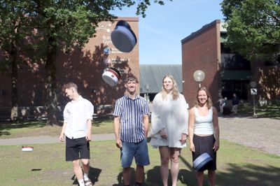 »Hov, hvor blev den af?!« Studenterhuerne fik en ordentlig flyvetur hos STX- og HF-studenterne fra Ikast-Brande Gymnasium.