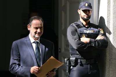 Den tidligere transportminister José Luis Abalos forlader den spanske højesteret under et tidligere retsmøde.