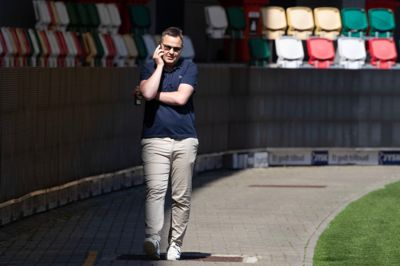 - Det har været en lidt skrabet trup i opstarten indtil nu. Det er klart, at vi er stærkere, når vi har alle de andre med også. Det har været godt for nogle andre, og det har også givet noget erfaring til nogle af de unge. Men nu skal vi også til at have styr på tropperne, siger Jesper Stüker.