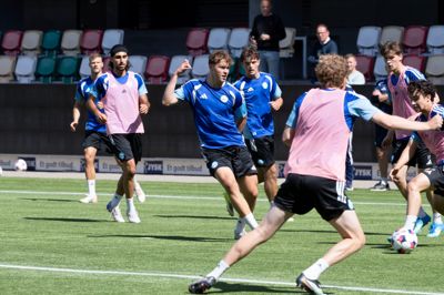 Malthe Emil Søgaard Hansen i midten skal spille første halvleg mod FCM.