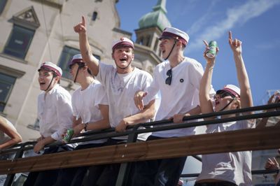 Pas på hovedet, når du fejrer huen, lyder budskabet fra politiet til de nyudsprungne studenter.