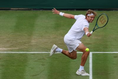 August Holmgren havde store problemer mod Liam Broady, men lever i kvalifikationsturneringen til Wimbledon.