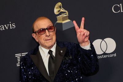 Clive Davis ses her til en gallafest før Grammy-uddelingen i 2024.