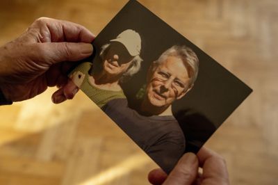 Ebbe Preisler og hans hustru, Mariann Preisler, skrev i 2023 en kronik i Politiken, hvor de udtrykte ønske om at slutte livet sammen. Efterfølgende gav Ebbe Preisler sin hustru dødbringende medicin og forsøgte at tage sit eget liv. Han blev genoplivet, men døde i juni 2025. Nu er ni familiemedlemmer sigtet for ikke at have grebet ind.