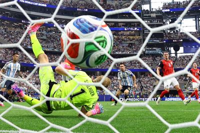 Lionel Messi sender bolden forbi den østrigske keeper Alexander Schlager og kommer op på 17 VM-mål gennem tiden. I overtiden scorede han også mål nummer 18.