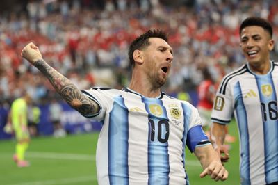 Lionel Messi brændte et straffespark tidligt, men sørgede senere i første halvleg for at sikre sig VM's scoringsrekord. Den udbyggede han i overtiden.