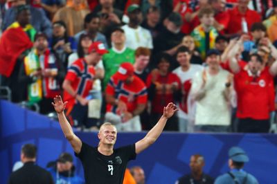 Tilskuerne hylder deres norske nationalhelt, efter at Erling Braut Haaland scorede to gange i 3-2-sejren over Senegal.