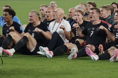 Ståle Solbakken og de norske spillere fejrede sejren over Senegal med de norske fans. Her er de i gang med en af deres efterhånden berømte ro-ture.
